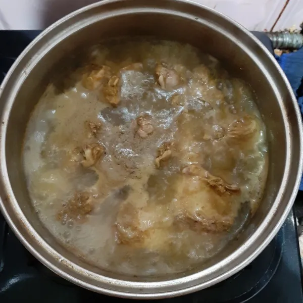 Goreng ayam hingga matang, angkat dan tiriskan