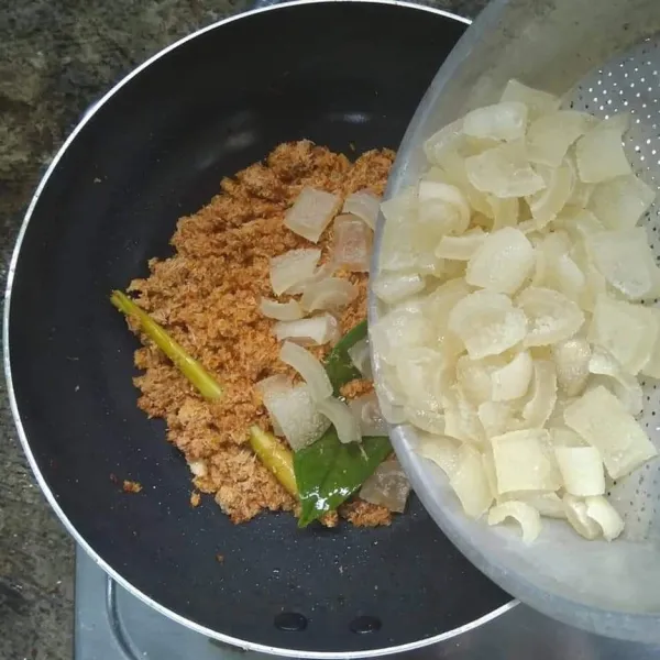 Aduk-aduk dan masak sampai mendidih, masukkan cecek