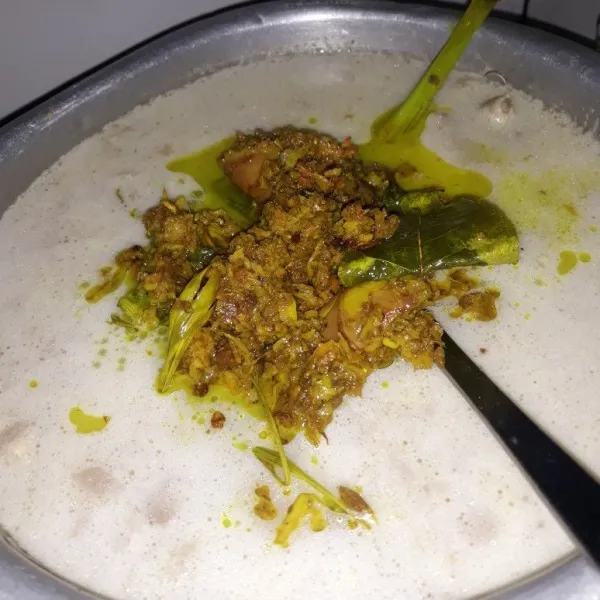 Selanjutnya, masukkan nangka muda yang telah direbus ke dalam panci rebusan ceker ayam. Lalu tambahkan santan, bumbu yang telah ditumis, garam, gula pasir, dan kaldu bubuk. Masak sampai mendidih, koreksi rasa, dan siap disajikan
