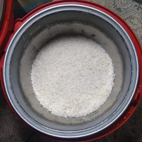 Cuci bersih beras, masukkan ke dalam magic com