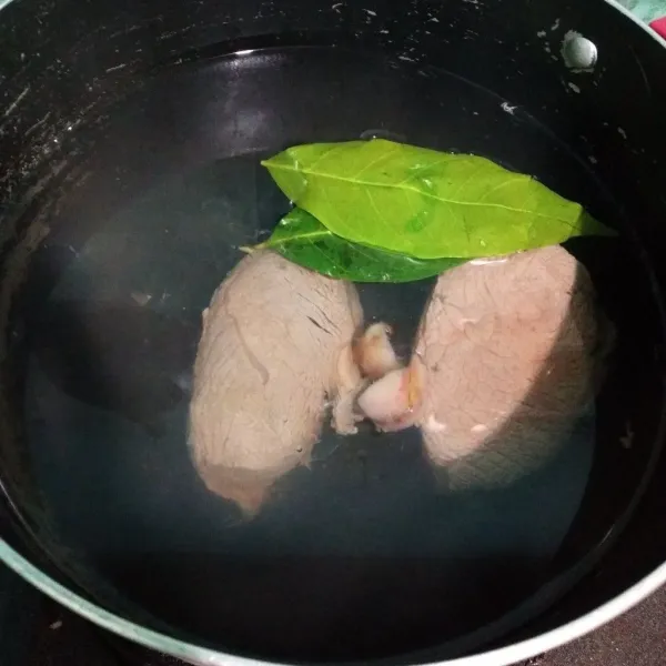 Rebus daging bersama daun salam dan lengkuas. Didihkan air, rebus dengan metode 7-30-7.