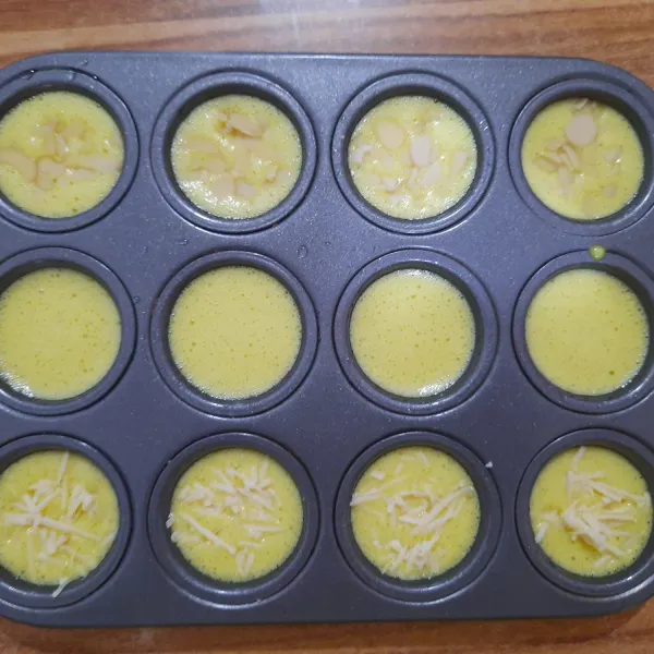 tuang adonan bika ambon kedalam cetakan yg sudah dioles minyak sayur, beri topping.