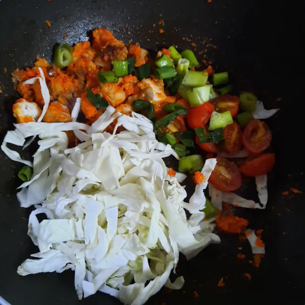 Masukkan kobis, tomat dan daun bawang. Tuang air. Masukkan kecap manis, kecap asin dan garam. Aduk rata, didihkan.