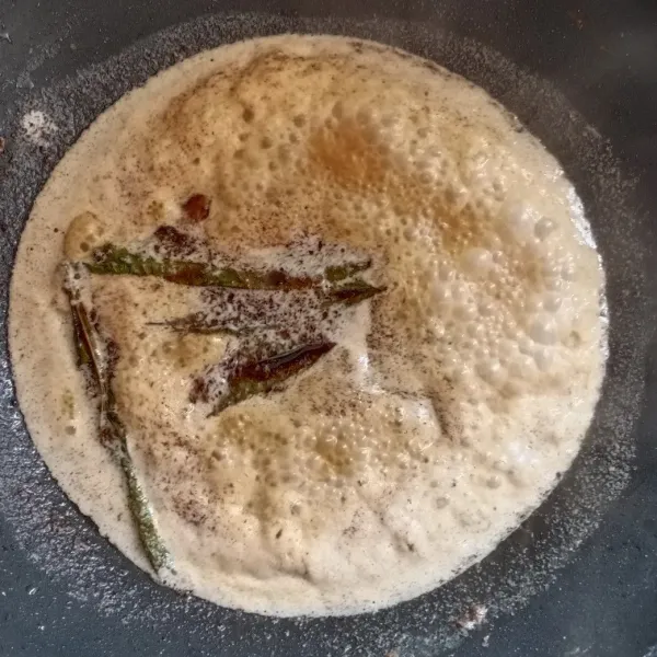 Masukkan air dan santan, lalu lengkuas dan daun salam. Tes rasa.