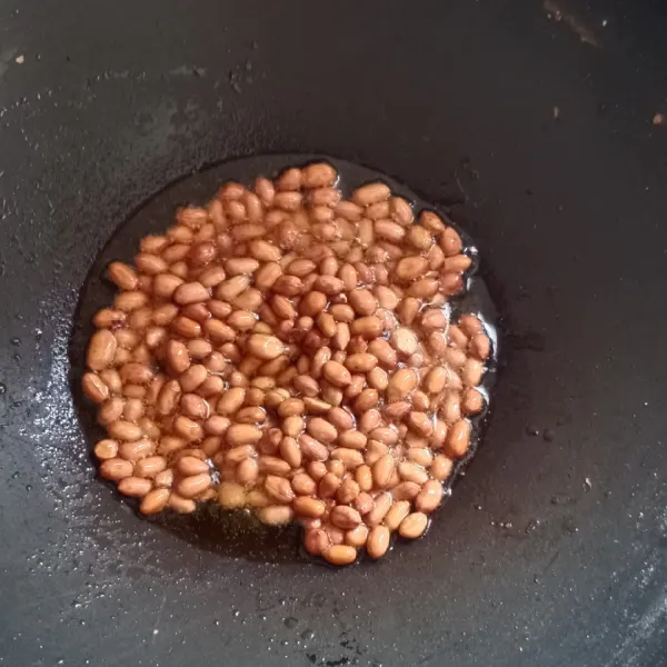 Sementara merebus, goreng kacang tanah.