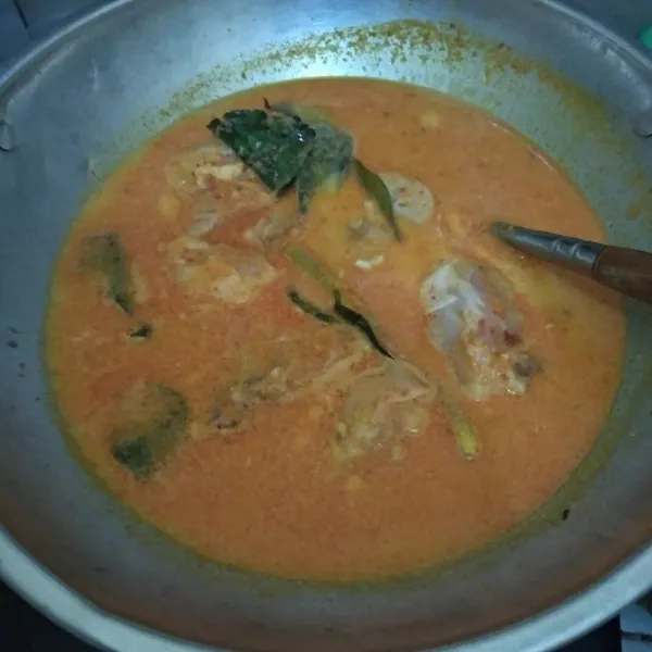 Tuang santan encer, aduk-aduk hingga mendidih. Bumbui dengan garam, gula, lada, dan kaldu bubuk. Masak hingga menyusut.