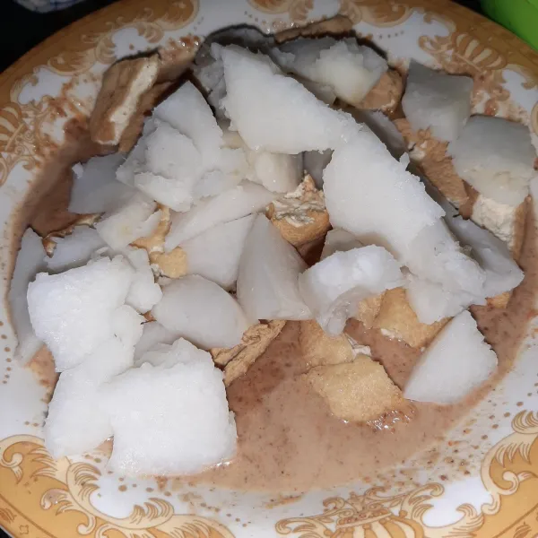 Tambahkan 1 buah ketupat yang dipotong-potong