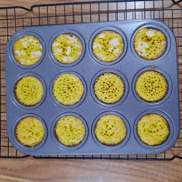 panggang selama 15menit dengan suhu 180°c. keluarkan bika ambon dr cetakan, siap disajikan.