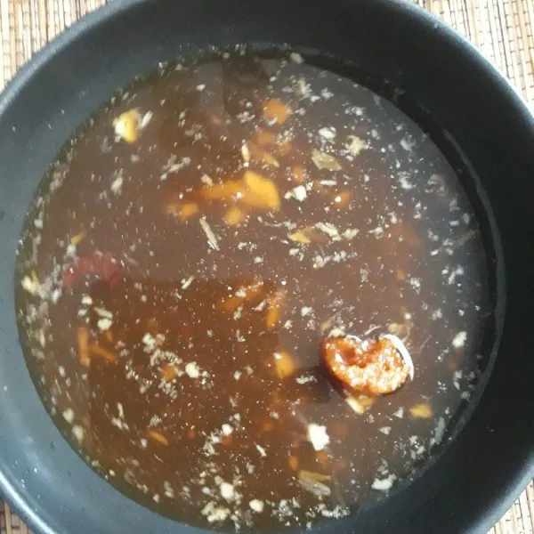 Masak air gula merah, merica bubuk, bawang putih, dan asam jawa sedikit. Biarkan kuah sampai mengental, angkat