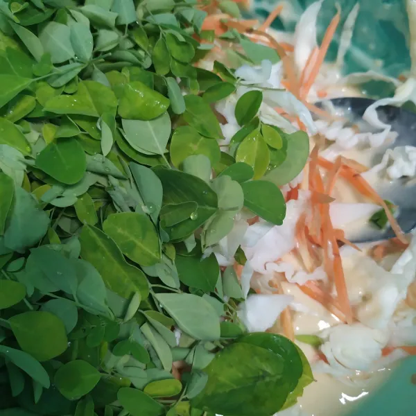 Masukkan kol, wortel, dan daun kelor, aduk. Panaskan minyak goreng, kemudian goreng bakwan hingga kecoklatan.
