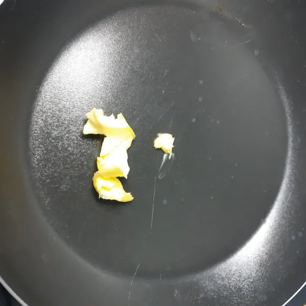 Panaskan telfon kemudian tambahkan mentega