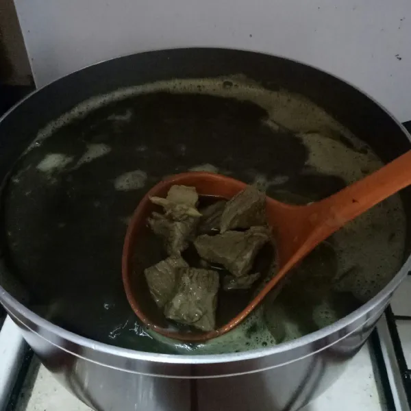 Beri bumbu dan koreksi rasa. Sajikan dengan toge, irisan daun bawang seledri, dan telur asin