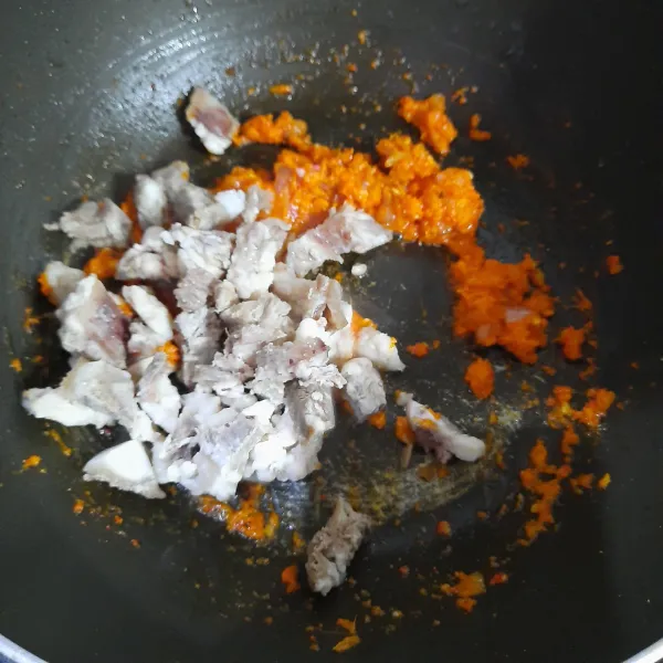 Masukkan irisan daging yang sudah direbus. Aduk rata.