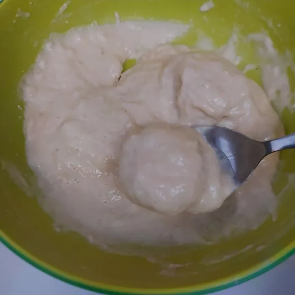 Beri garam pd pelapis basah, aduk rata. Lalu celupkan tape ke pelapis basah.