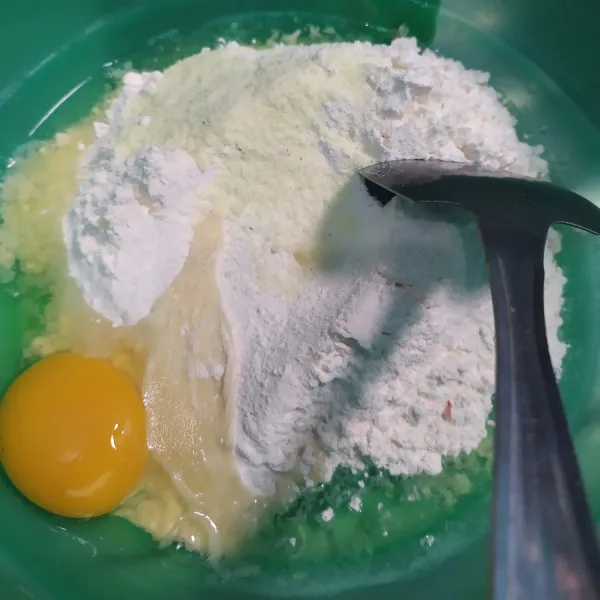 Di dalam mangkuk, aduk rata terigu dan royco. Masukkan telur, bawang putih, dan air.