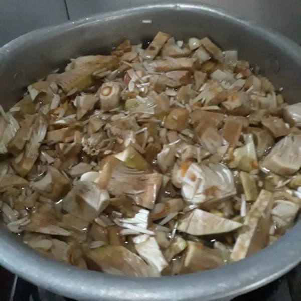 Panaskan air, rebus nangka muda sampai empuk, tiriskan