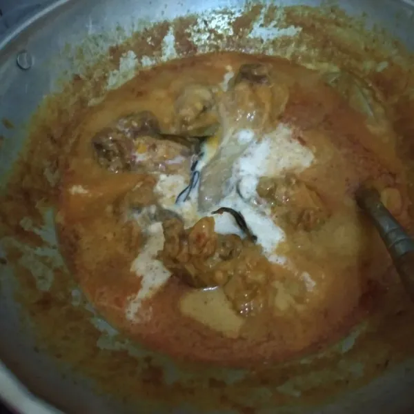 Setelah itu tuang santan kental.