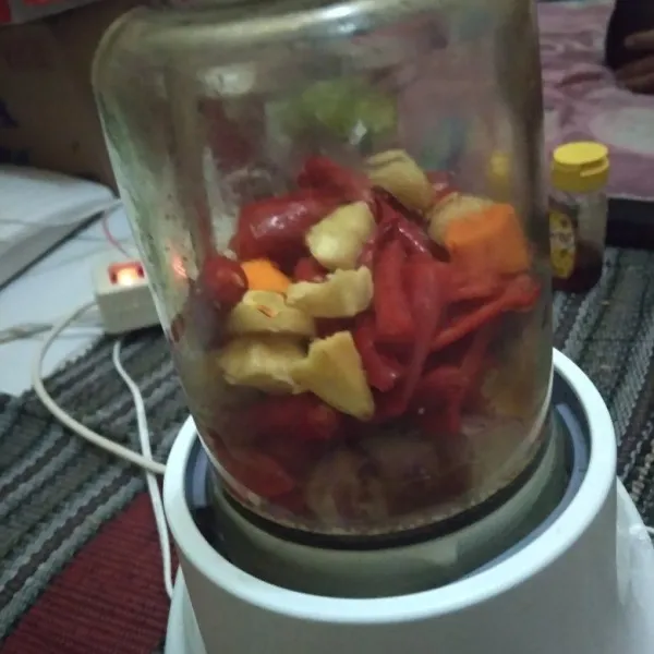 Blender semua bahan bumbu halus.