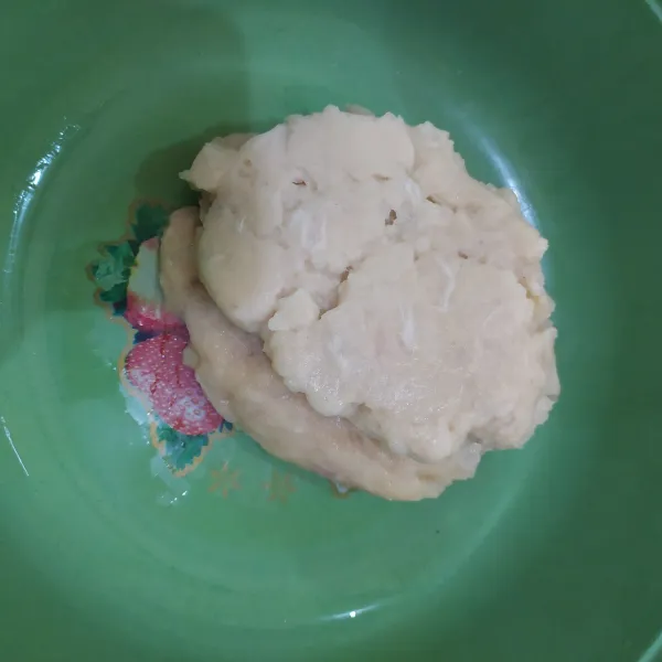 Haluskan ikan tenggiri, putih telur garam merica dan bawang putih.