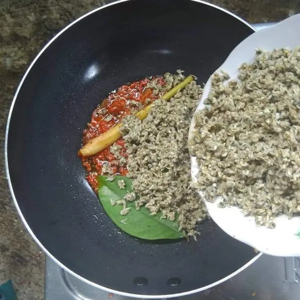 Tambahkan serai, daun salam, kaldu bubuk, gula pasir, dan garam. Lalu masukkan ecol