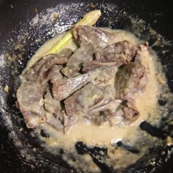 Ungkep sampai bumbu meresap dan menyusut. Goreng daging sebentar saja tidak terlalu kering.
