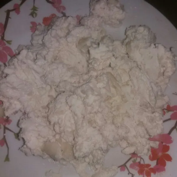 Setelah 3 menit, keluarkan adonan. Bolak balik adonan, kemudian kukus kembali selama 3 menit.