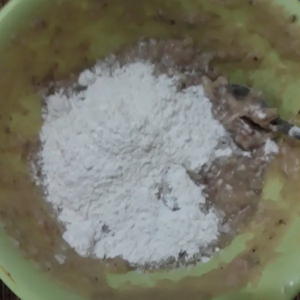 Tambahkan tepung sagu dan uleni sampai tercampur rata