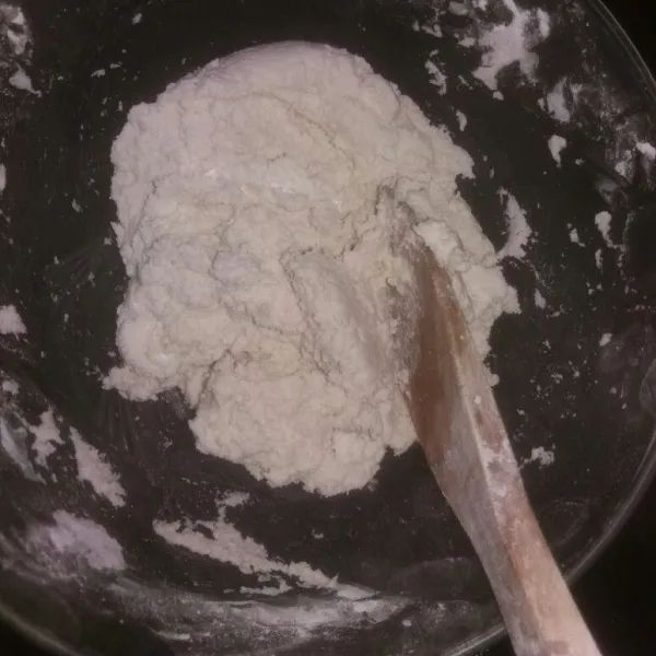 Aduk-aduk hingga adonan rata dan padat.