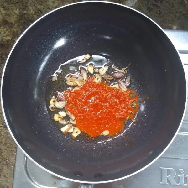 Tumis bawang merah, bawang putih, dan bumbu halus sampai harum