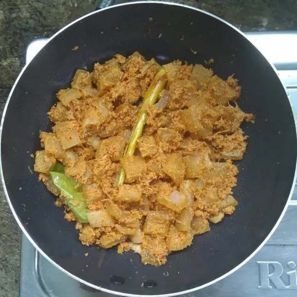 Aduk-aduk lagi dan masak sampai air habis