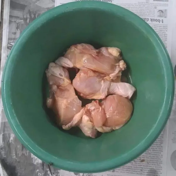 Cuci bersih, daging ayam, tiriskan lalu masukkan ke dalam wadah.