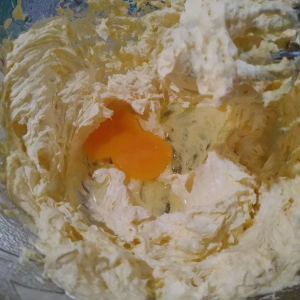 Masukan 1 butir telur lalu mixer hingga tercampur rata.