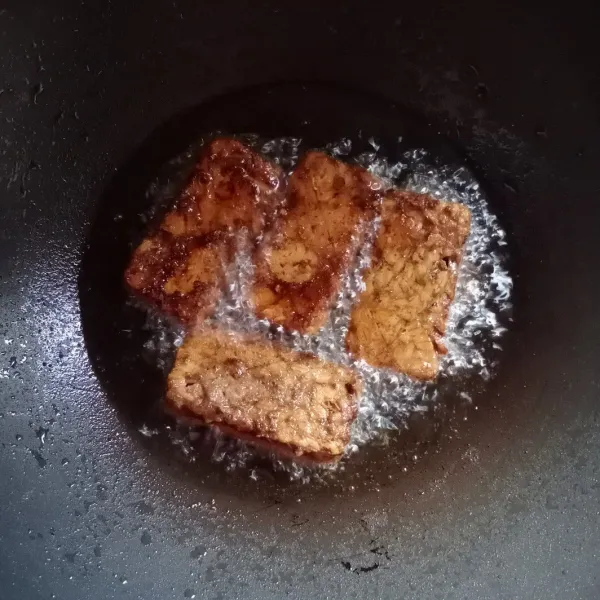 Goreng tempe yang sudah diungkep.