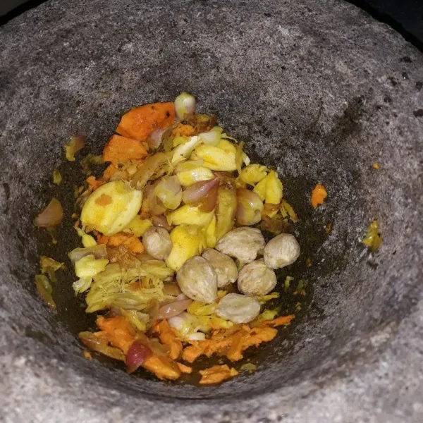 Haluskan bumbu sampai halus