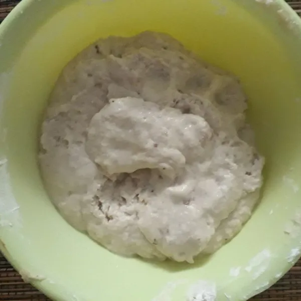 Adonan siap dibentuk lenjer dan adaan