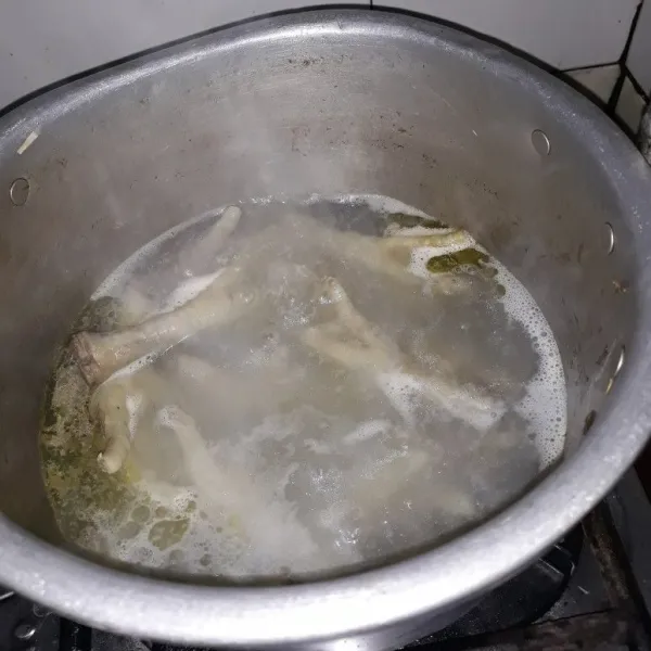 Rebus ceker ayam sampai empuk