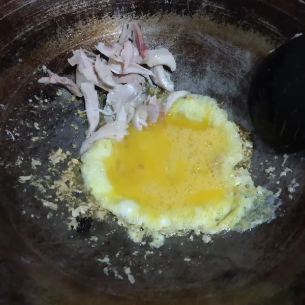 Masukkan suwiran ayam dan kocokan telur. Tunggu sampai telur setengah matang, setelah itu telur diorak-arik.