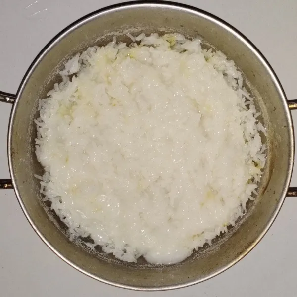 Tanak beras ketan dengan air satu buku diatas beras. Masukkan santan dan garam, lalu kelapa parut, aduk rata, kukus.