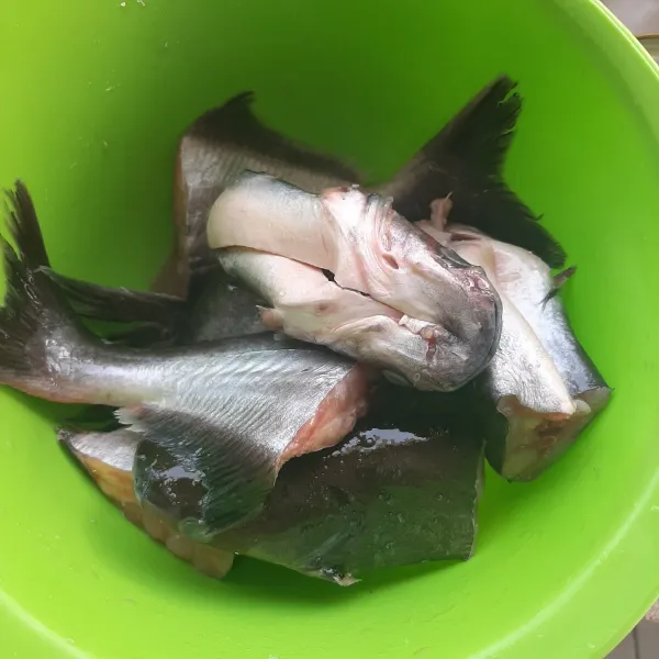 Rendam ikan patin yang sudah dibersihkan dan dipotong sesuai selera dengan air jeruk nipis dan garam kurang lebih 30 menit.