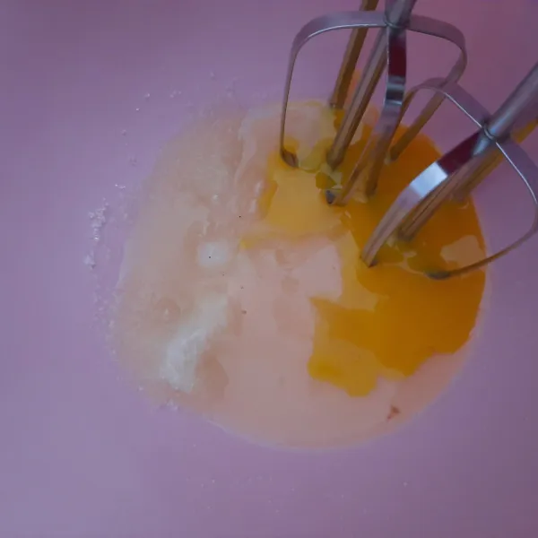 kocok gula pasir dan telur sampai mengembang dan kental. tambahkan bahan A dan B yg sudah berbuih. aduk rata.