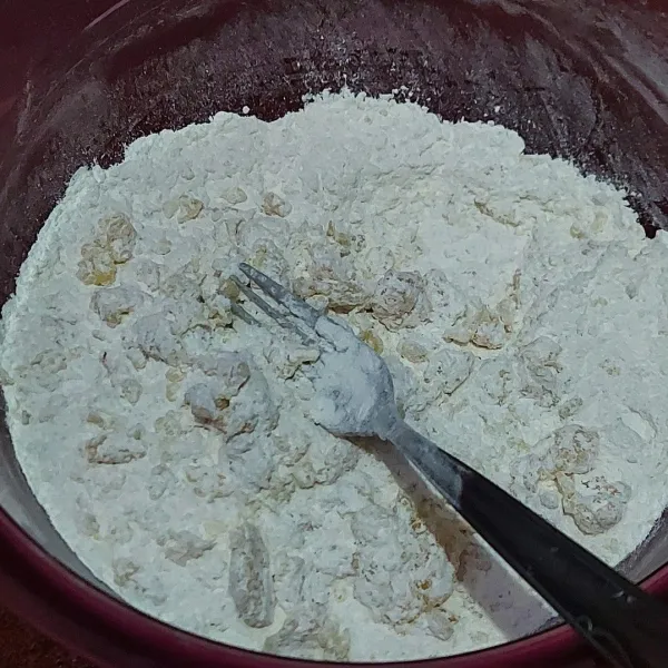 Masukan tepung beras, tepung terigu, dan ragi instan. Aduk rata.