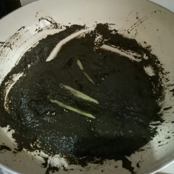 Tumis bumbu halus hingga harum.