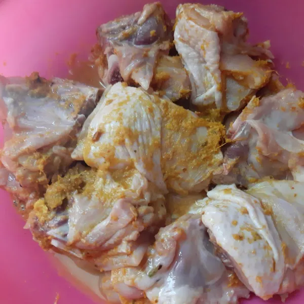 Marinasi ayam dengan bumbunya. Diamkan minimal 1 jam dalam pendingin