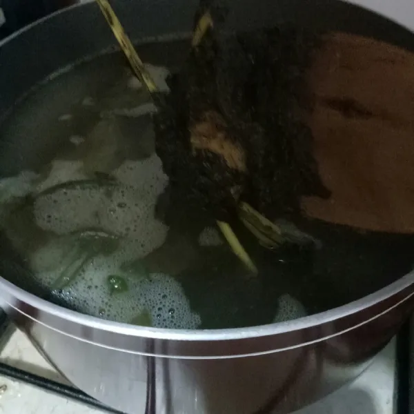Masukkan bumbu tumis ke panci berisi kaldu dan daging.