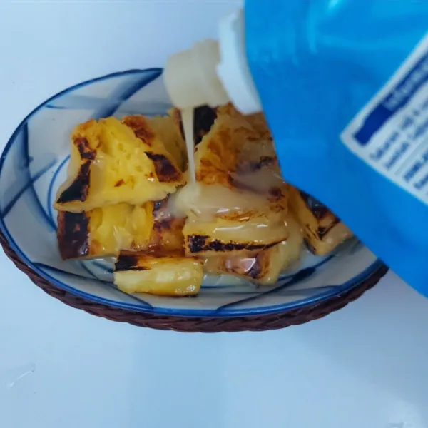 Susun tape diatas piring lalu tambahkan kental manis.