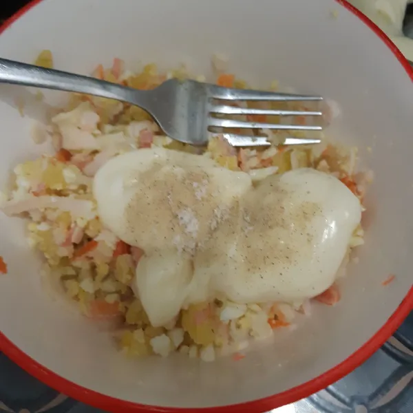 Haluskan kentang, telur rebus dan crab stick. Aduk hingga merata. Kemudian tambahkan mayonaise, garam dan lada. Aduk sampai rata