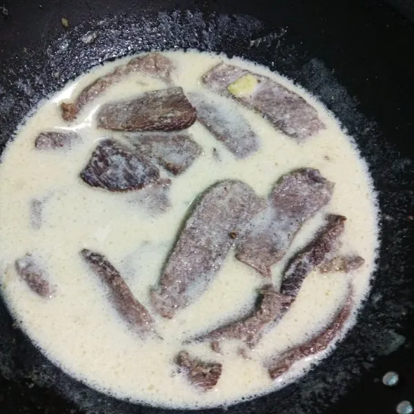 Setelah mendidih masukan daging yang sudah di pipihkan.