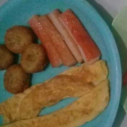 Siapkan telur dadar gulung, nugget ayam yang sudah digoreng dan crab stick yang sudah ditumis dengan sedikit margarin.