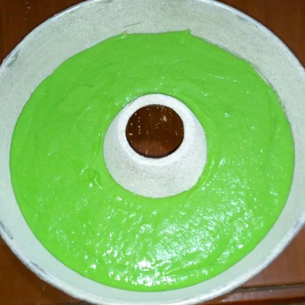 Tuang ke loyang tulban diameter 24 Yang sudah dioles margarin dan ditaburi terigu
