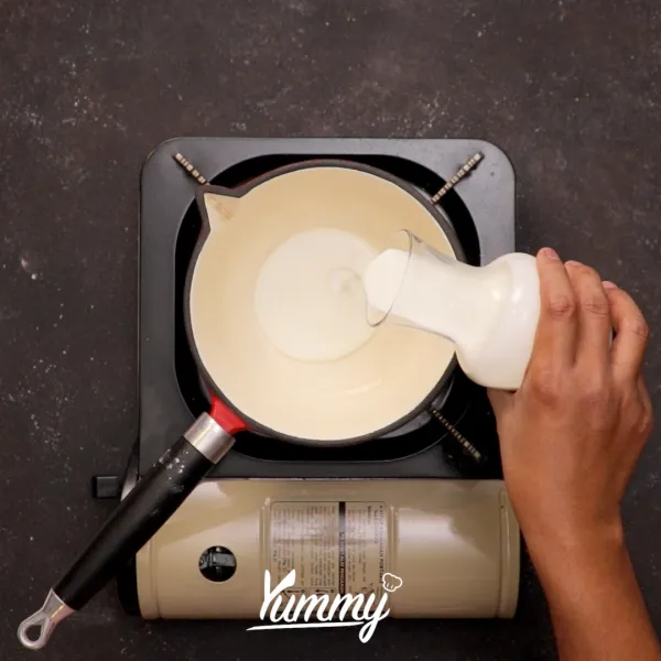 Tuangkan whipping cream dalam panci.